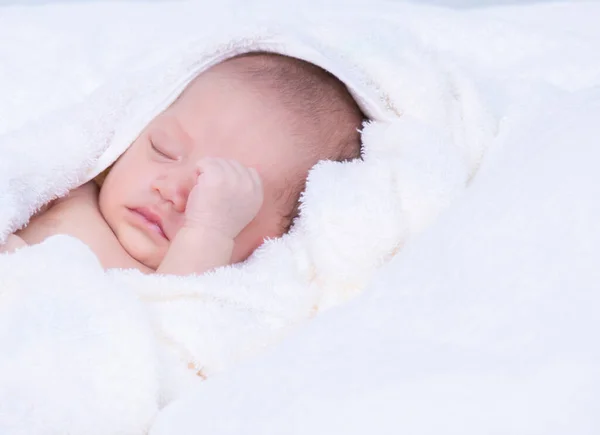 小宝宝睡觉时紧闭的脸 亚洲可爱的新生儿睡在白色的床上或软软的毛毯上 — 图库照片