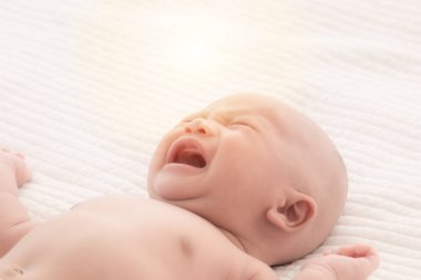 Yeni doğmuş bebek hasta diye ağlıyor, klinikte grip kontrolü yaptırıyor, Asyalı çocuk 1-1 aylık çocuk titiz bağırıyor, kızgın, evde aç, fidanlık çocuğu kaba tekstil rahatsız battaniyesi.
