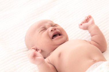 Yeni doğmuş bebek hasta diye ağlıyor, klinikte grip kontrolü yaptırıyor, Asyalı çocuk 1-1 aylık çocuk titiz bağırıyor, kızgın, evde aç, fidanlık çocuğu kaba tekstil rahatsız battaniyesi.