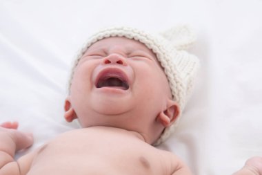 Yeni doğmuş bebek hasta diye ağlıyor, klinikte grip kontrolü yaptırıyor, Asyalı çocuk 1-1 aylık çocuk titiz bağırıyor, kızgın, evde aç, fidanlık çocuğu kaba tekstil rahatsız battaniyesi.