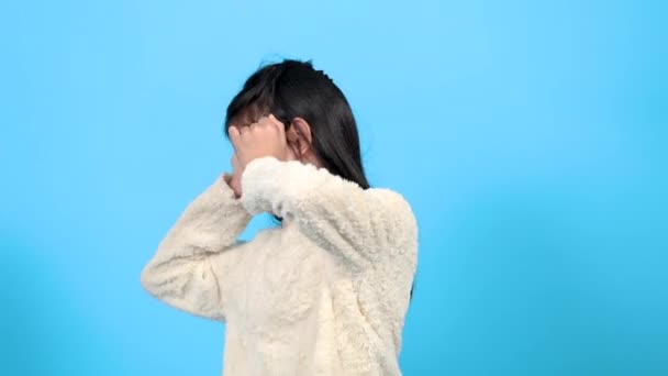 Asian Girl Closes Her Ears Upset Hear Loud Noise Parent — Video