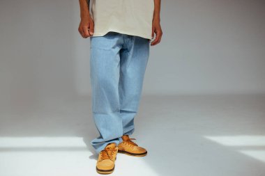 Gündelik erkek modası modern açık mavi kot tasarımını gösteriyor. Görüntü, insanlar için çağdaş modda konfor ve açık renk kot tarzını vurguluyor.