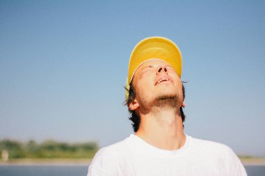 Yaz atmosferlerini ve tasasız anları tasvir etmek için ideal..