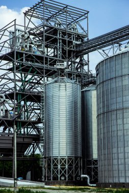 Gelişmiş çatı sistemleri olan sanayi siloları, tarım ortamlarında uzun vadeli dayanıklılık için tasarlandı..