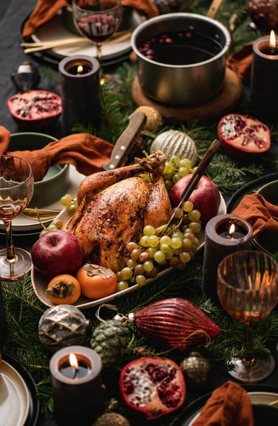 Weihnachtsessen Festliche Tischdekoration Mit Gebratenem Huhn Obst Pochierten Birnen Heißem Stockbild
