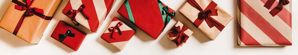 리본과 공간으로 축제용 공예품 상자들이 즐비하다 크리스마스 복싱의 스톡 사진