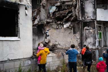 Borodyanka, Kyiv bölgesi 11.12.2022. Ukrayna 'da Rusya' nın işgalinden sonra yıkılan bir evin duvarındaki İngiliz sokak sanatçısı Banksy 'nin duvar resmi. Jimnastikçi kız ellerinin üstünde duruyor.