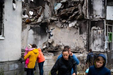 Borodyanka, Kyiv bölgesi 11.12.2022. Ukrayna 'da Rusya' nın işgalinden sonra yıkılan bir evin duvarındaki İngiliz sokak sanatçısı Banksy 'nin duvar resmi. Jimnastikçi kız ellerinin üstünde duruyor.