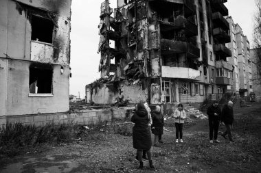 Borodyanka, Kyiv bölgesi 11.12.2022. Ukrayna 'da Rusya' nın işgalinden sonra yıkılan bir evin duvarındaki İngiliz sokak sanatçısı Banksy 'nin duvar resmi. Jimnastikçi kız ellerinin üstünde duruyor.