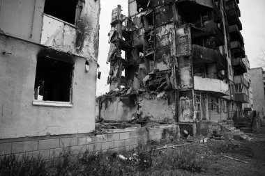 Borodyanka, Kyiv bölgesi 11.12.2022. Ukrayna 'da Rusya' nın işgalinden sonra yıkılan bir evin duvarındaki İngiliz sokak sanatçısı Banksy 'nin duvar resmi. Jimnastikçi kız ellerinin üstünde duruyor.