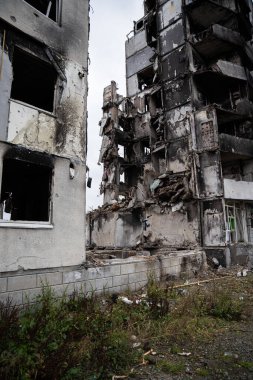 Borodyanka, Kyiv bölgesi 11.12.2022. Ukrayna 'da Rusya' nın işgalinden sonra yıkılan bir evin duvarındaki İngiliz sokak sanatçısı Banksy 'nin duvar resmi. Jimnastikçi kız ellerinin üstünde duruyor.