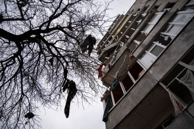 Borodyanka, Kyiv bölgesi 11.12.2022. Ukrayna 'da Rusya' nın işgalinden sonra yıkılan bir evin duvarındaki İngiliz sokak sanatçısı Banksy 'nin duvar resmi. Jimnastikçi kız ellerinin üstünde duruyor.