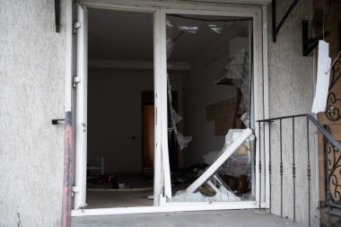 Borodyanka, Kyiv bölgesi 11.12.2022. Ukrayna 'da Rusya' nın işgalinden sonra yıkılan bir evin duvarındaki İngiliz sokak sanatçısı Banksy 'nin duvar resmi. Jimnastikçi kız ellerinin üstünde duruyor.