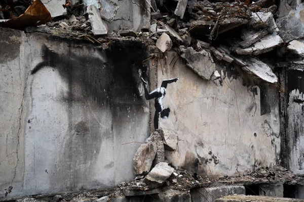 ボロディアンカ キエフ地方11 2022ウクライナのロシア侵攻後に破壊された家の壁に英国のストリートアーティストBanksyの壁画の作品 ギムナストの少女は彼女の手に立つ — ストック写真
