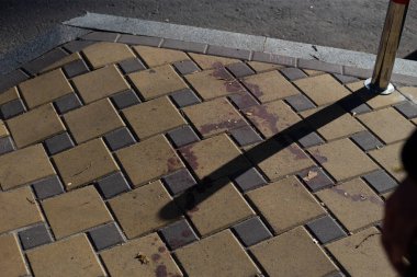 Savaş sırasında Kyiv 'in Rus füzeleri tarafından bombalanmasının ardından kaldırımda kan bulundu.