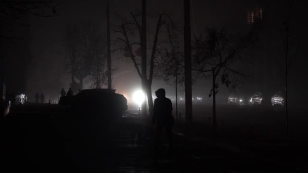 キエフ ウクライナ11 2022 停電中の夜の街には電気や街路灯はありません 人々は車の光の前を歩く 高品質4K映像 — ストック動画