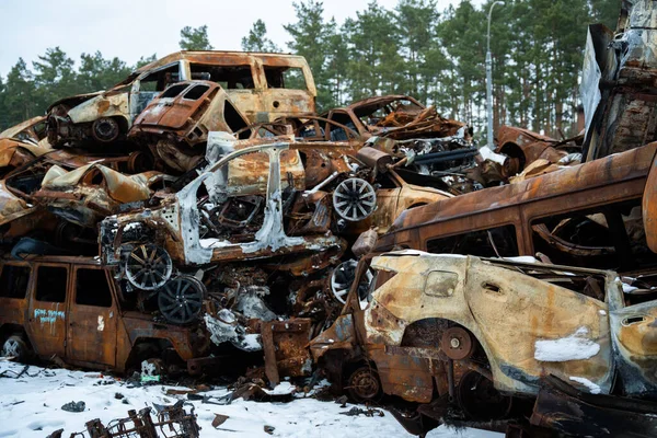 2023 Irpin Ukraine Stacked Bunch Crashed Cars Fire Missiles Attacks — ストック写真