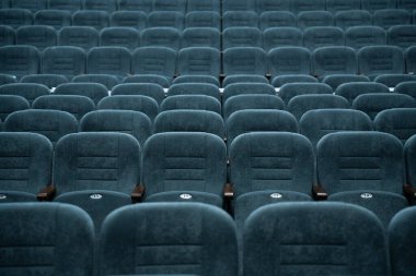 Koridorda çok sayıda insan için boş sıra koltuklar. Gösteri ve film izlemek için sinema ve tiyatro salonu.