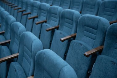 Koridorda çok sayıda insan için boş sıra koltuklar. Gösteri ve film izlemek için sinema ve tiyatro salonu.