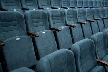 Koridorda çok sayıda insan için boş sıra koltuklar. Gösteri ve film izlemek için sinema ve tiyatro salonu.