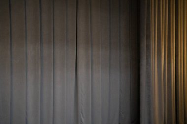 Tiyatroda arka plan için tek renkli büyük bir kumaş perdesi.