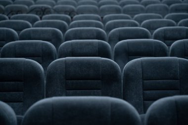 Koridorda çok sayıda insan için boş sıra koltuklar. Gösteri ve film izlemek için sinema ve tiyatro salonu.