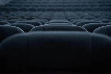 Koridorda çok sayıda insan için boş sıra koltuklar. Gösteri ve film izlemek için sinema ve tiyatro salonu.