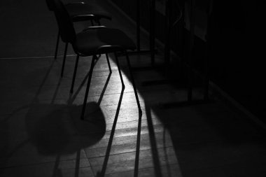 Koridorda çok sayıda insan için boş sıra koltuklar. Gösteri izlemek için sinema ve tiyatro salonu.