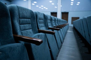Koridorda çok sayıda insan için boş sıra koltuklar. Gösteri ve film izlemek için sinema ve tiyatro salonu.