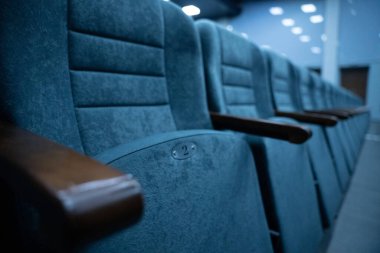 Koridorda çok sayıda insan için boş sıra koltuklar. Gösteri ve film izlemek için sinema ve tiyatro salonu.