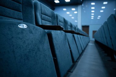 Koridorda çok sayıda insan için boş sıra koltuklar. Gösteri ve film izlemek için sinema ve tiyatro salonu.