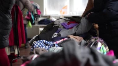 İnsanlar insani yardım dağıtımı sırasında ikinci el giysi seçiyorlar çünkü kriz
