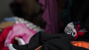 İnsanlar insani yardım dağıtımı sırasında ikinci el giysi seçiyorlar çünkü kriz