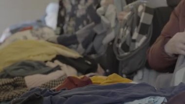 İnsanlar insani yardım dağıtımı sırasında ikinci el giysi seçiyorlar çünkü kriz