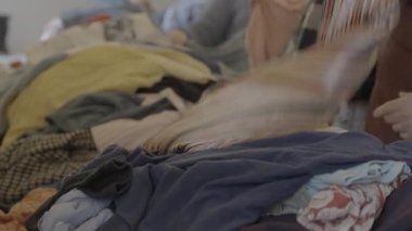 İnsanlar insani yardım dağıtımı sırasında ikinci el giysi seçiyorlar çünkü kriz