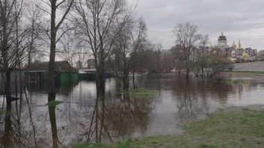 Dnipro Nehri 'ndeki seller ve Kyiv ve Obolon kıyı bölgelerinin sular altında kalması. Ağaçlar suyun içinde.