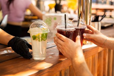 Tahta Tezgahta Köpük Çayı İkili