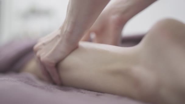 Die Geschickten Hände Des Masseurs Sorgen Für Eine Tiefe Gewebemassage — Stockvideo