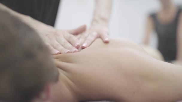 Mani Esperte Massaggiatore Forniscono Massaggio Tessuti Profondi Sulla Gamba Cliente — Video Stock