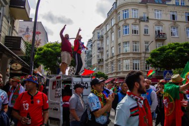 Hamburg, Almanya - 5 Temmuz 2024: Portekizli taraftarlar şehrin sokaklarında Euro 2024 'ü kutluyorlar