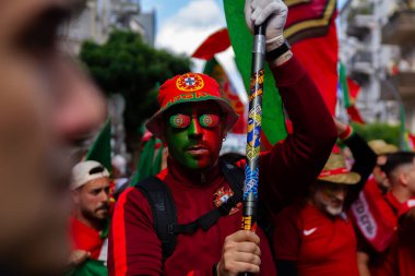 Hamburg, Almanya - 5 Temmuz 2024: Portekizli taraftarlar şehrin sokaklarında Euro 2024 'ü kutluyorlar