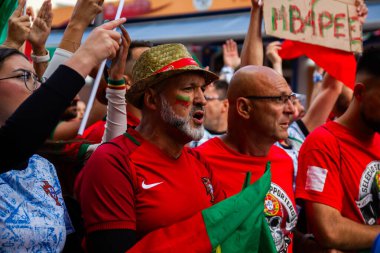 Hamburg, Almanya - 5 Temmuz 2024: Portekizli taraftarlar şehrin sokaklarında Euro 2024 'ü kutluyorlar