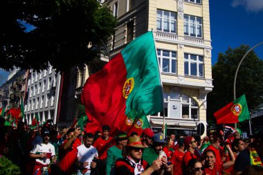 Hamburg, Almanya - 5 Temmuz 2024: Portekizli taraftarlar şehrin sokaklarında Euro 2024 'ü kutluyorlar