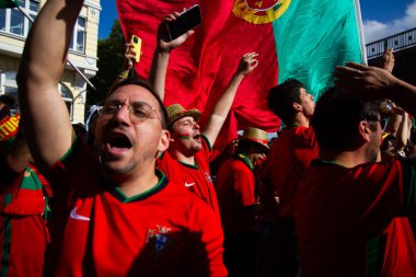 Hamburg, Almanya - 5 Temmuz 2024: Portekizli taraftarlar şehrin sokaklarında Euro 2024 'ü kutluyorlar