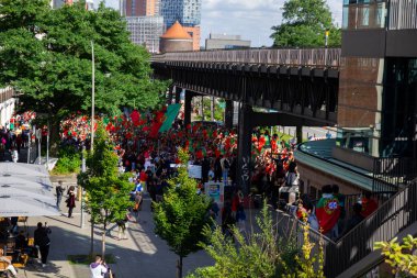 Hamburg, Almanya - 5 Temmuz 2024: Portekizli taraftarlar şehrin sokaklarında Euro 2024 'ü kutluyorlar