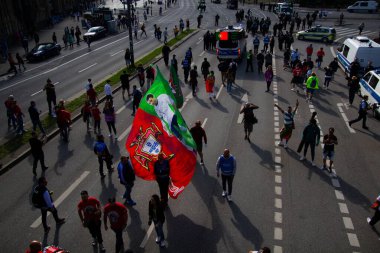 Hamburg, Almanya - 5 Temmuz 2024: Portekizli taraftarlar şehrin sokaklarında Euro 2024 'ü kutluyorlar