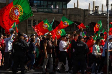 Hamburg, Almanya - 5 Temmuz 2024: Portekizli taraftarlar şehrin sokaklarında Euro 2024 'ü kutluyorlar