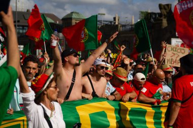 Hamburg, Almanya - 5 Temmuz 2024: Portekizli taraftarlar şehrin sokaklarında Euro 2024 'ü kutluyorlar