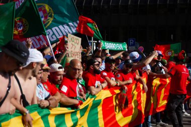 Hamburg, Almanya - 5 Temmuz 2024: Portekizli taraftarlar şehrin sokaklarında Euro 2024 'ü kutluyorlar