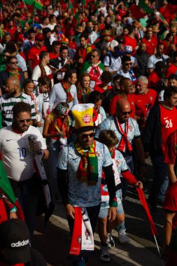 Hamburg, Almanya - 5 Temmuz 2024: Portekizli taraftarlar şehrin sokaklarında Euro 2024 'ü kutluyorlar